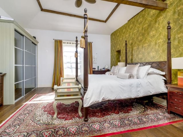 This 4-bedroom townhouse is up for £975,000. You can view it here: bit.ly/2Tck70u
