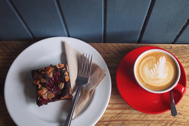 Red Kite Cafe brews delicious coffees using the Janzoon blend from Artisan Roast, and also stocks fragrant teas from Anteaques’. Also on offer is a seasonal menu featuring local produce. 7-8 Cadzow Place, EH7 5SN