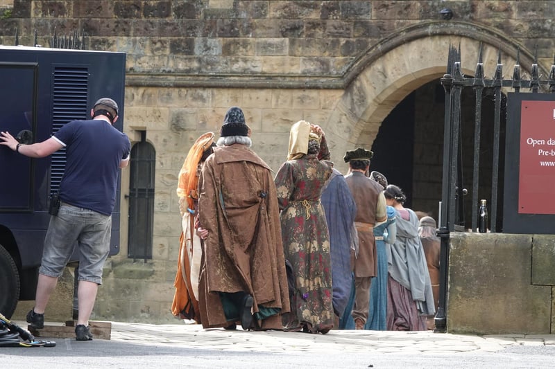 More actors arrive at Alnwick Castle.