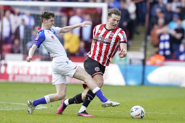 Sander Berge of Sheffield United and Tyler Morton of Blackburn Rovers challenge for the ball: Andrew Yates / Sportimage