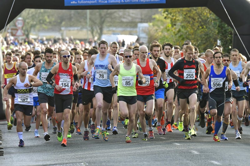 19th November 2017. Gosport Half Marathon, Alverstoke, Gosport. Pictured is: Start of the race. Picture: Neil Marshall (171338-1)