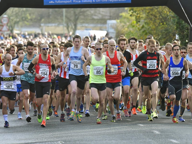 19th November 2017. Gosport Half Marathon, Alverstoke, Gosport. Pictured is: Start of the race. Picture: Neil Marshall (171338-1)