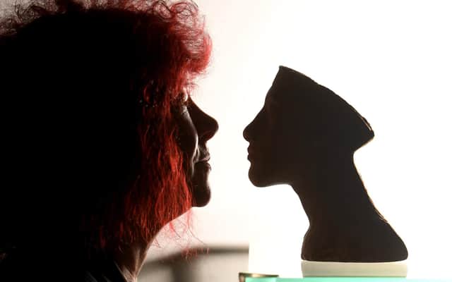 Tut '22 curator Barnsley born Prof Joann Fletcher with a bust of Tutankhamun