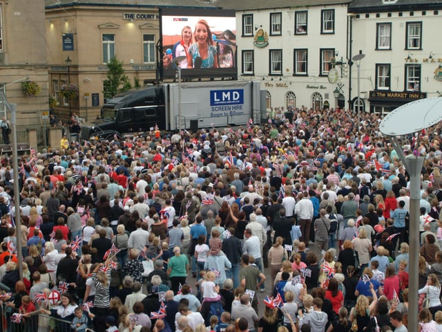 Eager fans watched the bus setting off from the Civic Centre on the huge screen