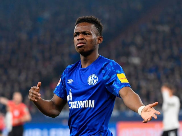 Manchester United will turn their attention towards Schalke winger Rabbi Matondo, formerly of rivals City, if they fail to land Jadon Sancho. (Manchester Evening News)