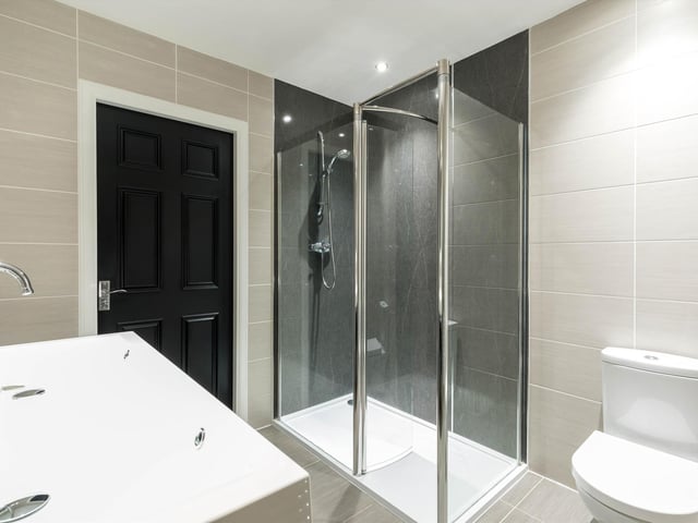 Principal bedroom en-suite.