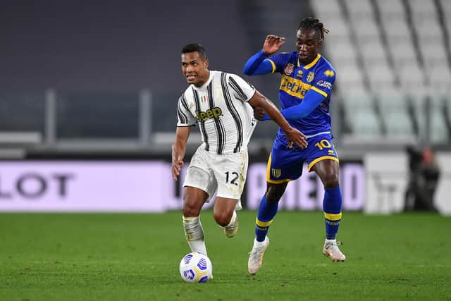 Alex Sandro (L) of Juventus is challenged by Yann Karamoh of Parma (Valerio Pennicino/Getty Images )