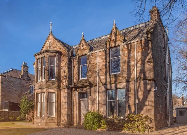 6 bed detached house to rent - £17,715 pcm (£4,088 pw).