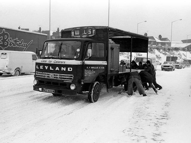 Heavy snow left many vehicles stranded