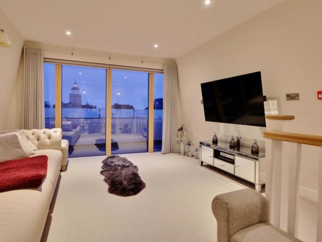 This beautiful Grade II-listed, four-bedroom townhouse is up for £650,000. View it here: https://bit.ly/3cMnMJS