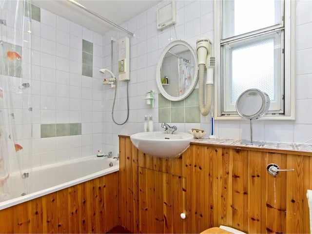 Ground floor bathroom.