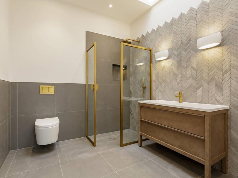 Shower room.