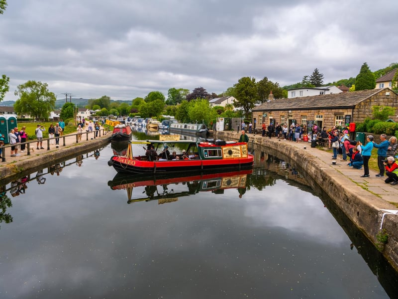 A brilliant cultural ride that takes you slightly west of the city border. You'll glide past the spectacular architecture of Saltaire before tackling the path alongside the famous Bingley Five Rise Locks - the steepest staircase lock in the UK. 🚴‍♂️ 36.3 km