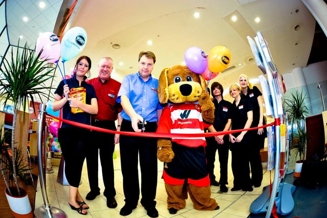 Donny the Dog helps Ian Bell and his team to officially open the Wimpy restaurant in the Frenchgate Centre in 2009