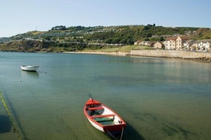 Located in the town of Kinghorn, the bay is a small, sheltered, bay overlooked by a holiday park perfect for a summer staycation.