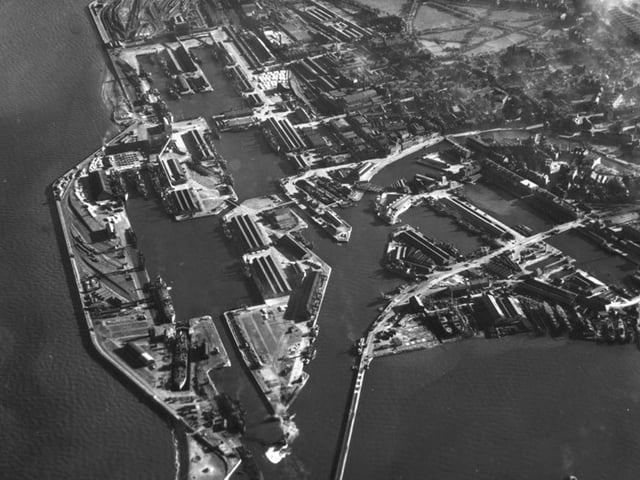 Mid-20th century aerial view showing Leith Docks and Henry Robb shipyard.