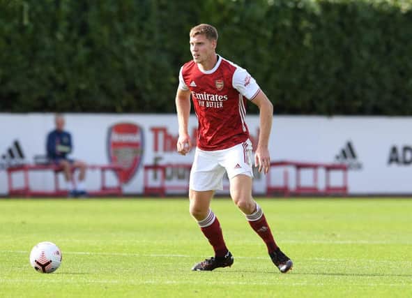 Defender Mark McGuinness has signed for Ipswich on loan from Arsenal.