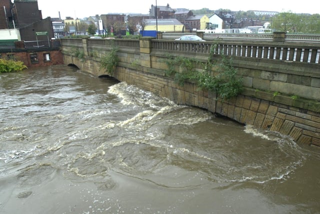 High water level under bridge at Blonk Street in November 2000