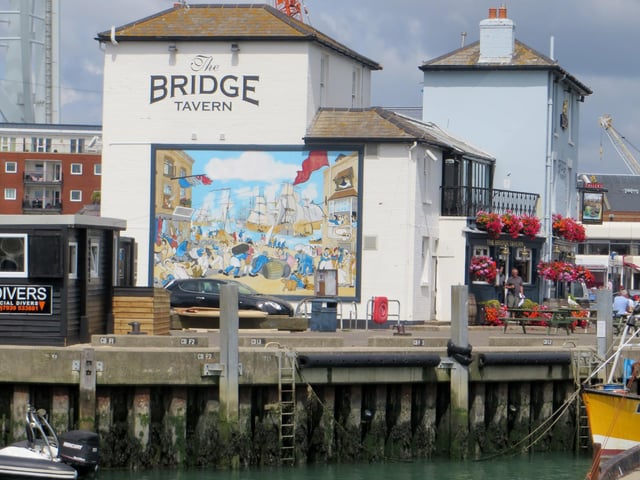 Located in East Street in Old Portsmouth, this pub is dog friendly. It also has baby-changing facilities and is family friendly.
