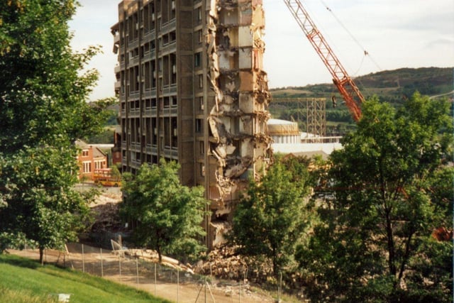 Sheffield's notorious Kelvin Flats in Upperthorpe being demolished in 1995. Ref no: t03938