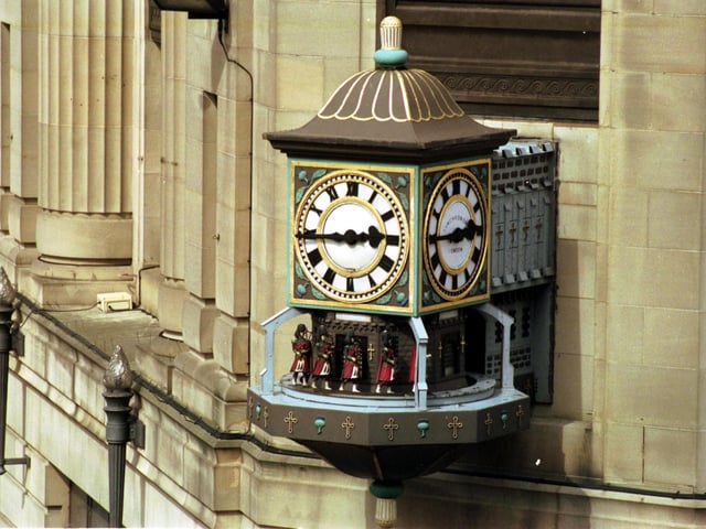 Agreeing to meet a potential date under this famous clock could often end in disappointment. Where is it situated?