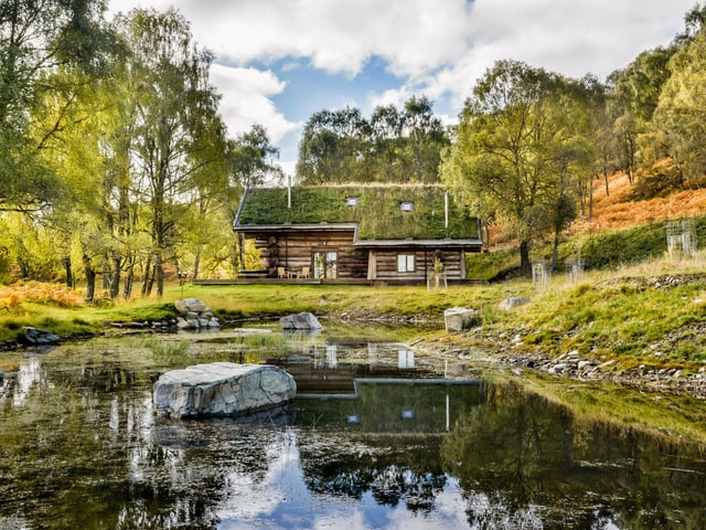 Found in a stunning spot between Glen Affric and Glen Strathfarrar, cosy up at Eagle Brae in a red cedar cabin warmed by eco-friendly log burners. In the morning, a beautiful wilderness awaits.