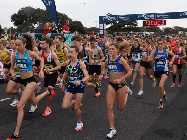The Elite runners and first wave sets off. Picture: Keith Woodland (171021-0)