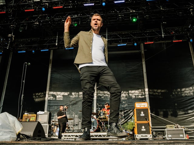 Reverend and the Makers - Heavyweight Champion of the World: 24,894,381