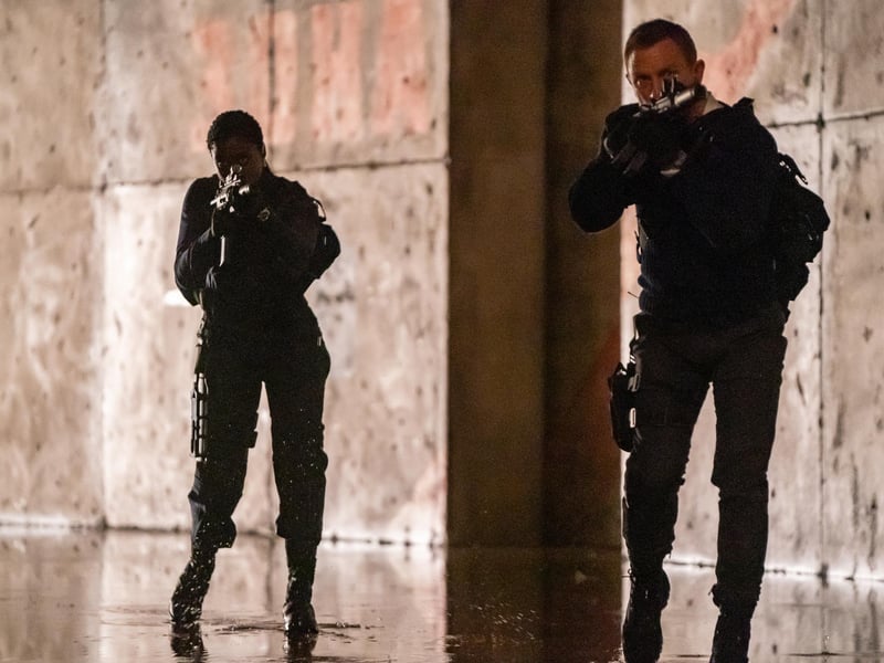 Nomi (Lashana Lynch) and James Bond (Daniel Craig) in 
NO TIME TO DIE 
an EON Productions and Metro Goldwyn Mayer Studios film
Credit: Nicola Dove
© 2020 DANJAQ, LLC AND MGM.