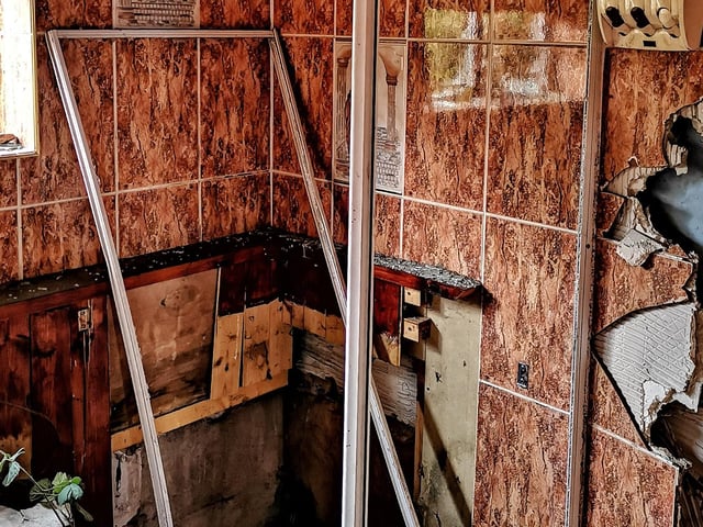 Urban explorer Lost Places & Forgotten Faces says: "The bathroom was lovely once."