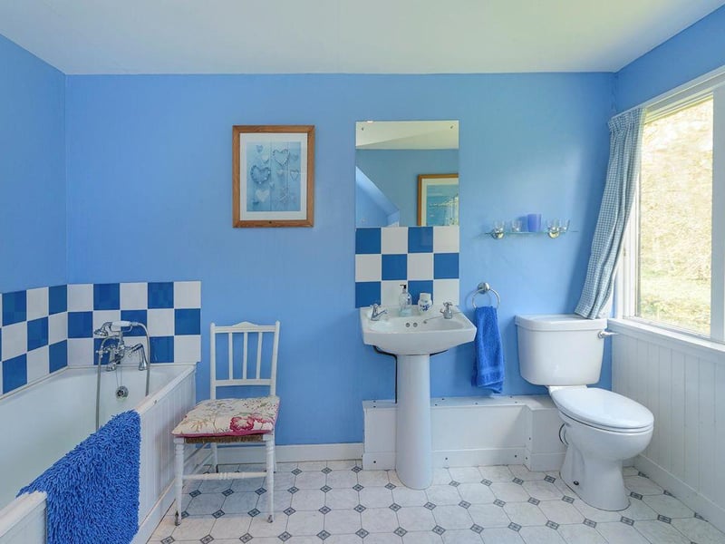 Laundry Cottage - bathroom.