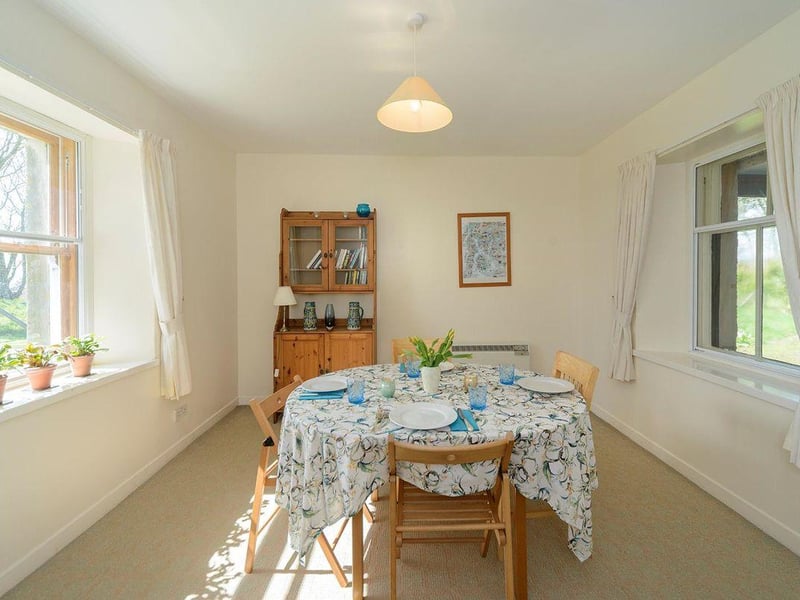 Laundry Cottage - dining room.