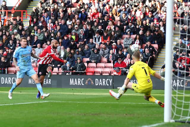 David McGoldrick of Sheffield Utd blasts over the goal with only Simon Moore of Coventry City to beat during the Sky Bet Championship match at Bramall Lane. Simon Bellis / Sportimage