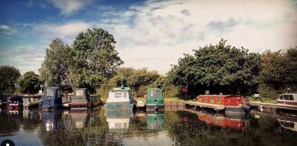 It's been hot this week with tempretures reaching above 30 degrees. This photo of boats on a river was taken by @andy.martin.wells