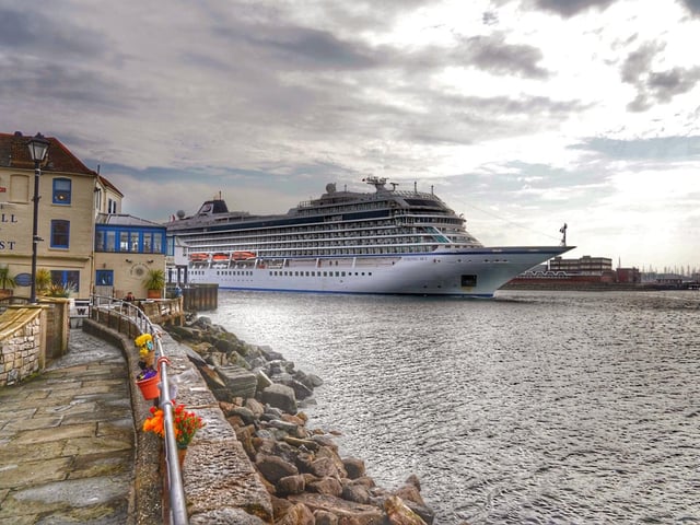 Very rare sight to have such big cruise ships in Portsmouth. The 47,842t cruise ship MV Viking Sky returning to Portsmouth port