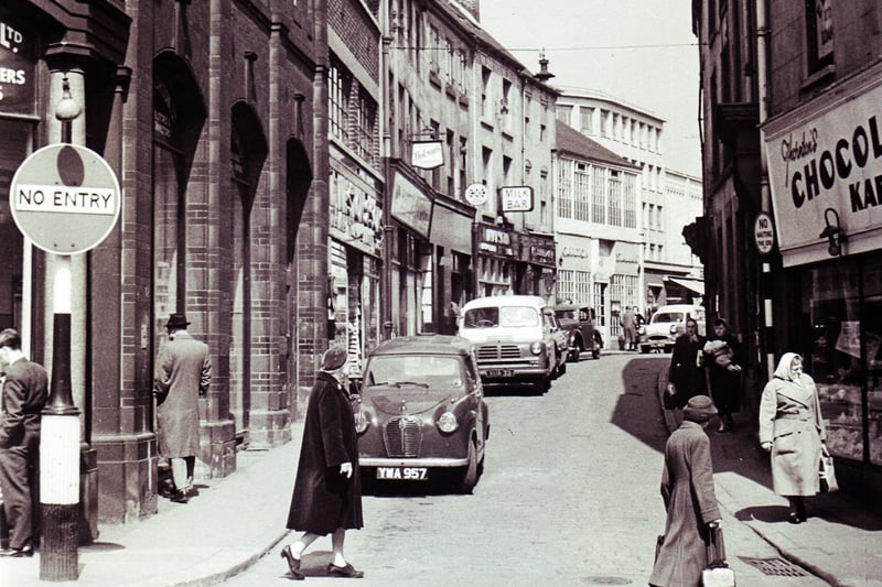 Change Alley, seen from Norfolk Street, Sheffield, with Thornton's Chocolate Kabin on the right, May 3, 1960. Change Alley disappeared under Arundel Gate