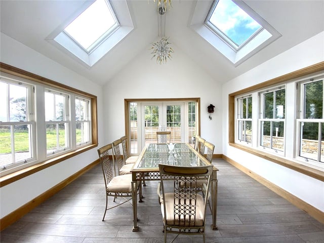 Sun room / Dining room.
