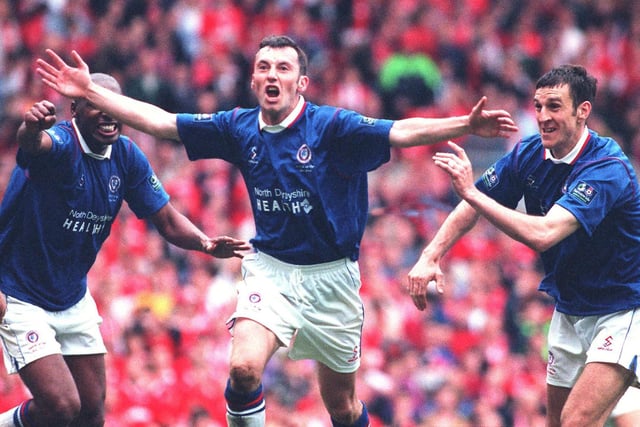 Jamie Hewitt scores the equaliser at Old Trafford in the FA Cup semi-final to make it 3-3.