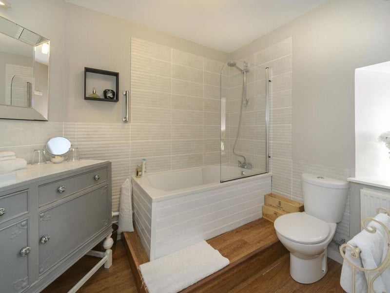 Ground floor en-suite bathroom.
