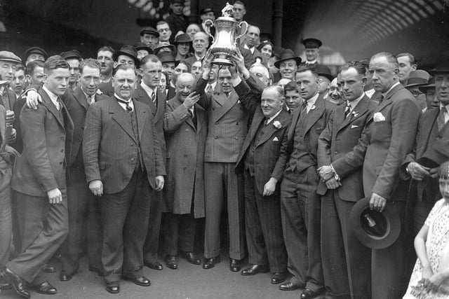 The Scot managed Sunderland for eleven years, taking charge of over 500 games with a win percentage of 42.4%. More importantly, he helped Sunderland lift the FA Cup in 1937 after the club won the First Division title the previous season.