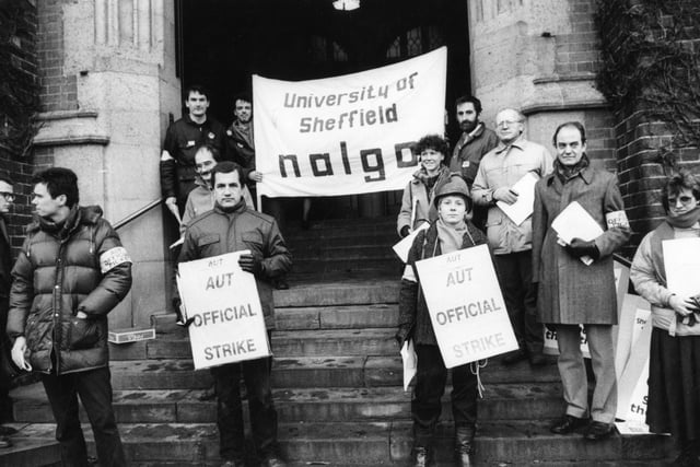 Pickets outside Firth Hall, University of Sheffield during the NALGO strike in protest against university cuts, Jan 1986. Picture Sheffield Ref No: s35407