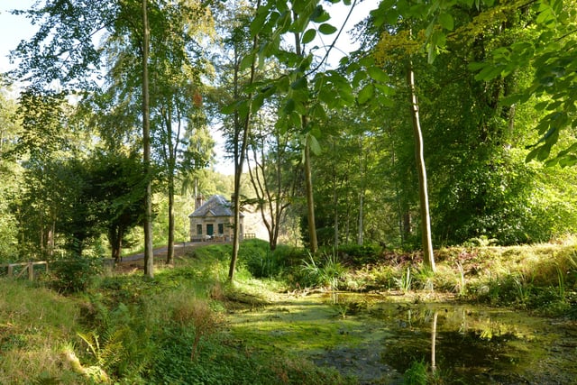 . Nestled amidst the tranquil forest of the Old Melrose Estate, this hideaway sits right by the River Tweed and has gorgeous views over the water.