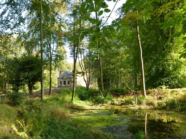 . Nestled amidst the tranquil forest of the Old Melrose Estate, this hideaway sits right by the River Tweed and has gorgeous views over the water.