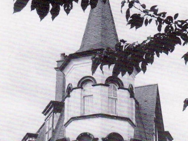 Another of Portsmouth's witch's hat pubs, it was badly damaged in an arson attack and has since been demolished.
