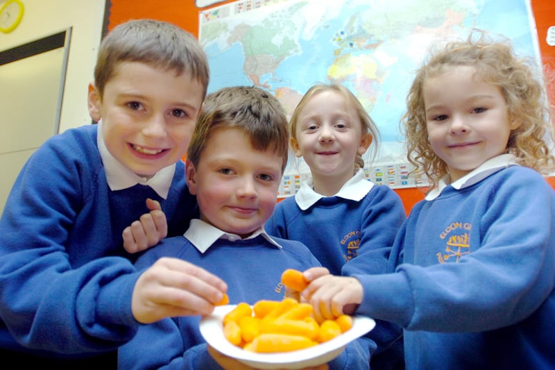 Who are the children pictured during an Eldon Grove Primary School healthy eating session in 2007?