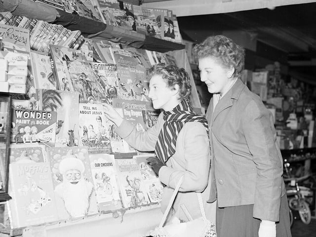 Two women shop for books at Thorntons in 1958.