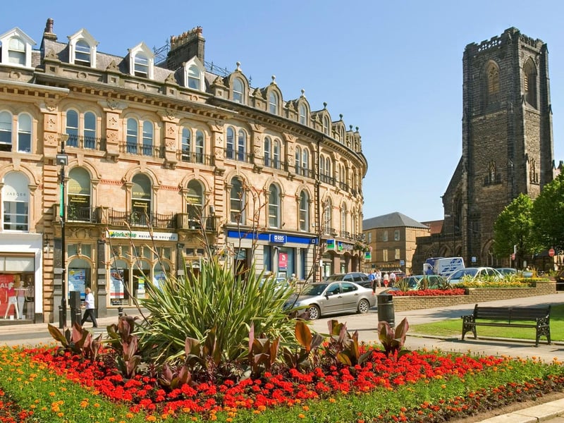 Spa town Harrogate is known for its historic buildings, lush gardens, and natural springs. Located in North Yorkshire, the town perfectly blends contemporary living, countryside beauty, and historic charm.