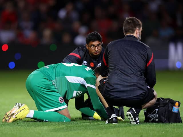 LUTON, ENGLAND - AUGUST 26: Wes Foderingham of Sheffield United receives medical treatment during the Sky Bet Championship between Luton Town and Sheffield United at Kenilworth Road on August 26, 2022 in Luton, England. (Photo by Catherine Ivill/Getty Images)