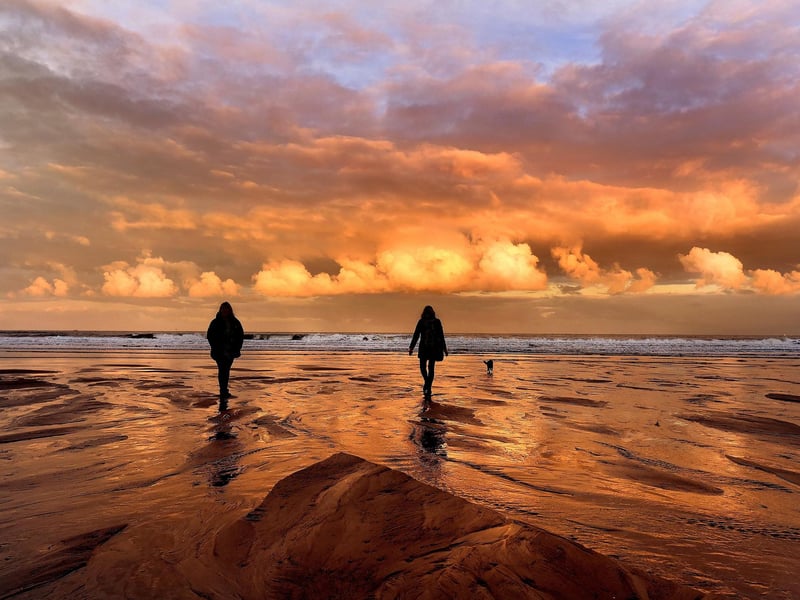 A true North Yorkshire gem, Sandsend Beach is a perfect place to unwind and enjoy the tranquillity of the coast, with a superb overall score of 9.24/10. Its long, sprawling sands are perfect for a brisk autumn walk, with the North Sea stretching out before you and the charming village as a backdrop. Take a fossil-hunting trip or simply enjoy the crisp sea air; this beach is a stunning retreat for anyone looking for a breath of fresh air.