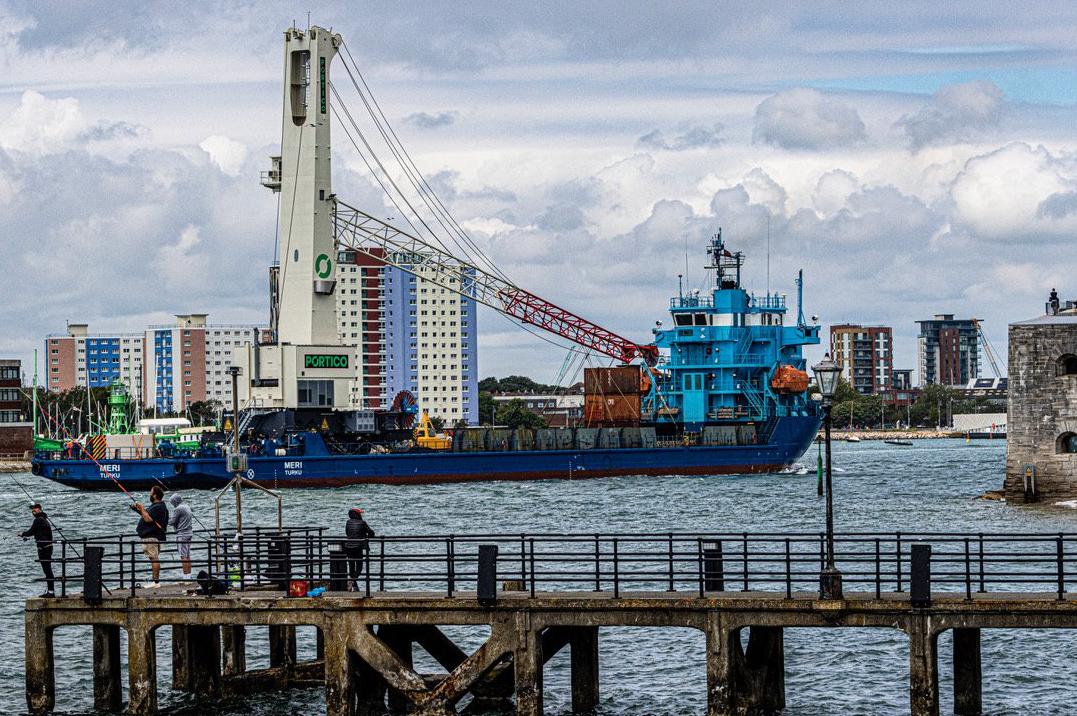Meri arrives in Portsmouth Harbour with the Portico crane.
